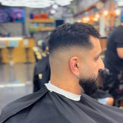 Low Fade mit Ohrpiercing