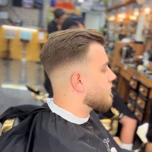 Klassischer Herrenhaarschnitt mit Bart
